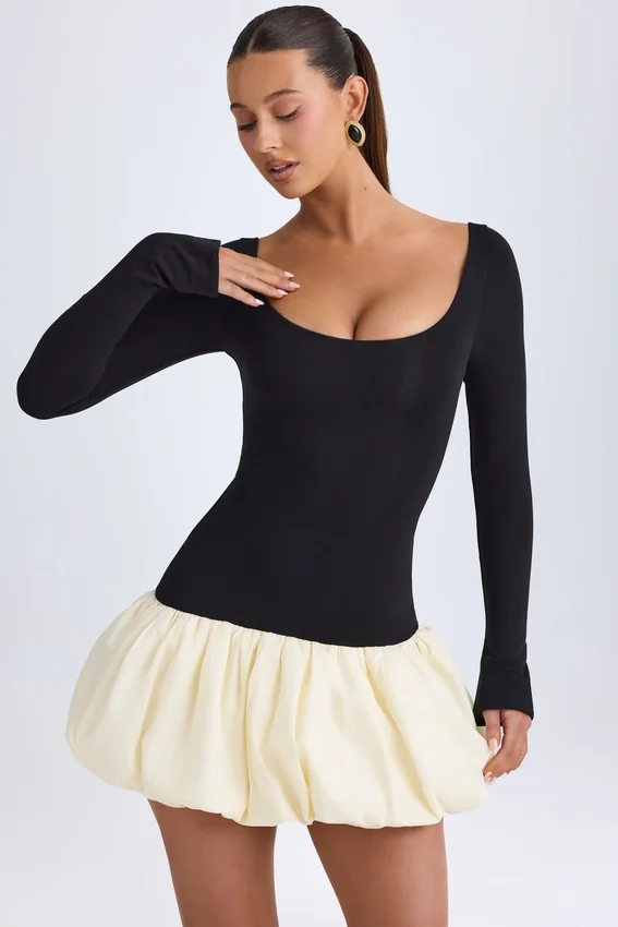 Vestido corto Delphi de modal con cuello redondo, cintura baja y bajo abullonado en color vainilla Vestido corto Delphi de modal con cuello redondo, cintura baja y bajo abullonado en color vainilla
