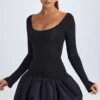 Vestido corto Delphi de modal con cuello redondo, cintura baja y bajo abullonado en negro Vestido corto Delphi de modal con cuello redondo, cintura baja y bajo abullonado en negro