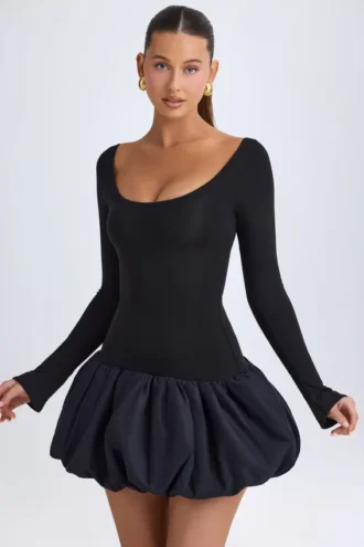 Vestido corto Delphi de modal con cuello redondo, cintura baja y bajo abullonado en negro
