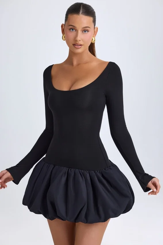 Vestido corto Delphi de modal con cuello redondo, cintura baja y bajo abullonado en negro Vestido corto Delphi de modal con cuello redondo, cintura baja y bajo abullonado en negro