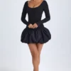 Vestido corto Delphi de modal con cuello redondo, cintura baja y bajo abullonado en negro Vestido corto Delphi de modal con cuello redondo, cintura baja y bajo abullonado en negro