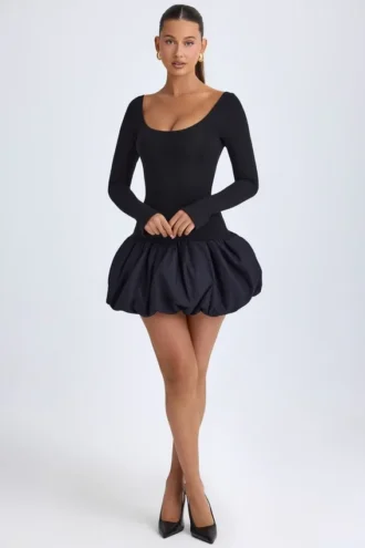 Vestido corto Delphi de modal con cuello redondo, cintura baja y bajo abullonado en negro