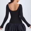 Vestido corto Delphi de modal con cuello redondo, cintura baja y bajo abullonado en negro Vestido corto Delphi de modal con cuello redondo, cintura baja y bajo abullonado en negro