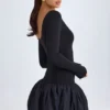 Vestido corto Delphi de modal con cuello redondo, cintura baja y bajo abullonado en negro Vestido corto Delphi de modal con cuello redondo, cintura baja y bajo abullonado en negro
