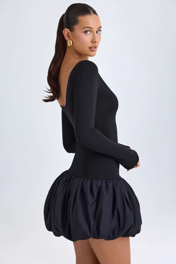 Vestido corto Delphi de modal con cuello redondo, cintura baja y bajo abullonado en negro Vestido corto Delphi de modal con cuello redondo, cintura baja y bajo abullonado en negro