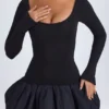 Vestido corto Delphi de modal con cuello redondo, cintura baja y bajo abullonado en negro Vestido corto Delphi de modal con cuello redondo, cintura baja y bajo abullonado en negro
