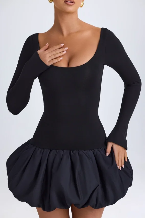Vestido corto Delphi de modal con cuello redondo, cintura baja y bajo abullonado en negro Vestido corto Delphi de modal con cuello redondo, cintura baja y bajo abullonado en negro