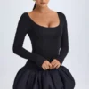 Vestido corto Delphi de modal con cuello redondo, cintura baja y bajo abullonado en negro Vestido corto Delphi de modal con cuello redondo, cintura baja y bajo abullonado en negro