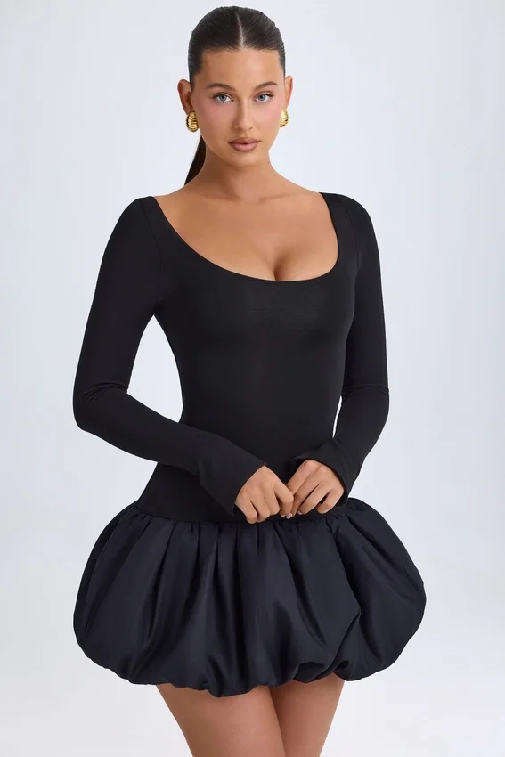 Vestido corto Delphi de modal con cuello redondo, cintura baja y bajo abullonado en negro Vestido corto Delphi de modal con cuello redondo, cintura baja y bajo abullonado en negro