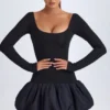 Vestido corto Delphi de modal con cuello redondo, cintura baja y bajo abullonado en negro Vestido corto Delphi de modal con cuello redondo, cintura baja y bajo abullonado en negro