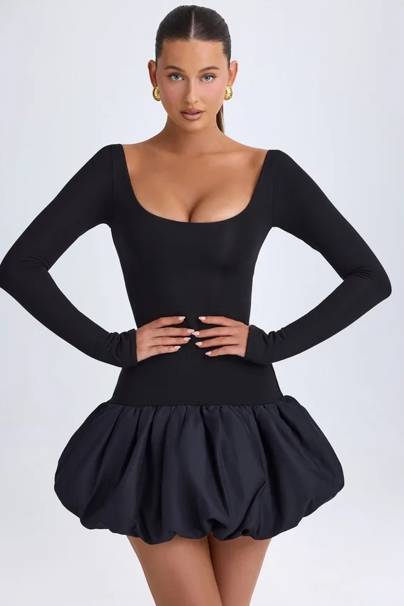 Vestido corto Delphi de modal con cuello redondo, cintura baja y bajo abullonado en negro Vestido corto Delphi de modal con cuello redondo, cintura baja y bajo abullonado en negro