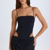 Vestido corto drapeado con aberturas Shiloh en negro Vestido corto drapeado con aberturas Shiloh en negro