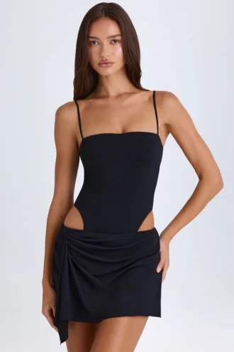 Vestido corto drapeado con aberturas Shiloh en negro