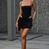 Vestido corto drapeado con aberturas Shiloh en negro Vestido corto drapeado con aberturas Shiloh en negro