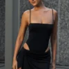 Vestido corto drapeado con aberturas Shiloh en negro Vestido corto drapeado con aberturas Shiloh en negro