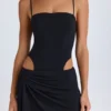 Vestido corto drapeado con aberturas Shiloh en negro Vestido corto drapeado con aberturas Shiloh en negro