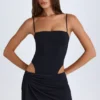 Vestido corto drapeado con aberturas Shiloh en negro Vestido corto drapeado con aberturas Shiloh en negro