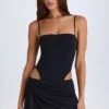 Vestido corto drapeado con aberturas Shiloh en negro Vestido corto drapeado con aberturas Shiloh en negro