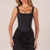 Vestido corto drapeado con cordones Lia en negro