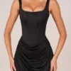 Vestido corto drapeado con cordones Lia en negro