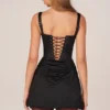 Vestido corto drapeado con cordones Lia en negro