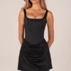 Vestido corto drapeado con cordones Lia en negro