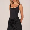 Vestido corto drapeado con cordones Lia en negro