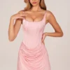 Vestido corto drapeado con cordones Lia en rosa palo Vestido corto drapeado con cordones Lia en rosa palo