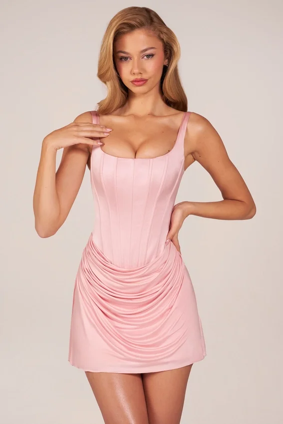 Vestido corto drapeado con cordones Lia en rosa palo Vestido corto drapeado con cordones Lia en rosa palo
