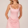 Vestido corto drapeado con cordones Lia en rosa palo Vestido corto drapeado con cordones Lia en rosa palo
