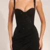 Vestido corto drapeado con corsé Reeva en negro Vestido corto drapeado con corsé Reeva en negro