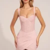 Vestido corto drapeado con corsé Reeva en rosa palo