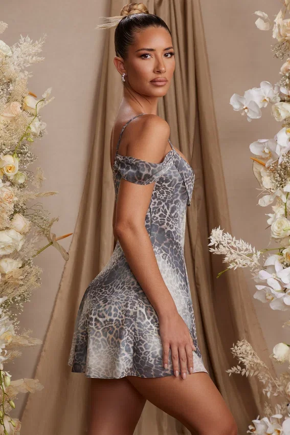 Vestido corto drapeado con cuello en A Aspen en estampado gris Vestido corto drapeado con cuello en A Aspen en estampado gris