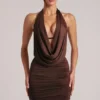 Vestido corto drapeado con cuello vuelto Kael en marrón chocolate Vestido corto drapeado con cuello vuelto Kael en marrón chocolate