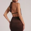 Vestido corto drapeado con cuello vuelto Kael en marrón chocolate Vestido corto drapeado con cuello vuelto Kael en marrón chocolate