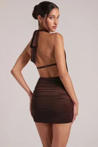 Vestido corto drapeado con cuello vuelto Kael en marrón chocolate