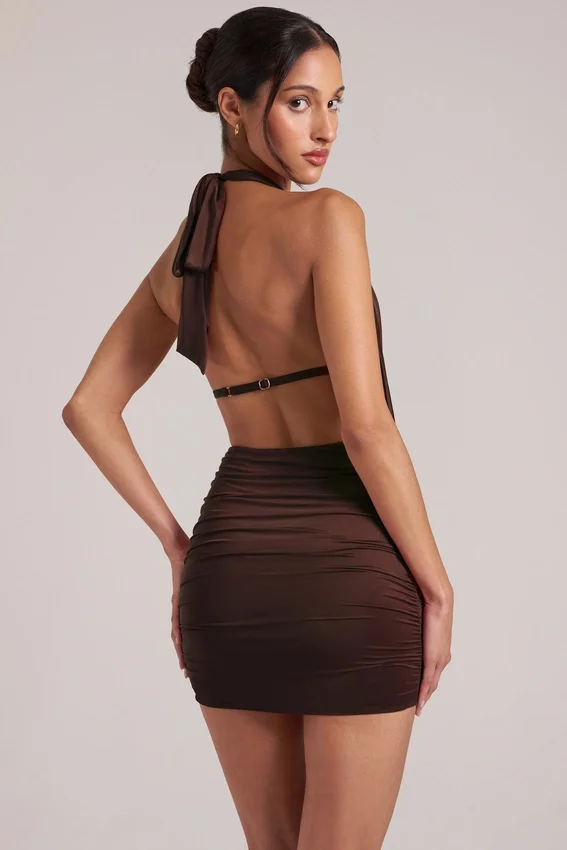 Vestido corto drapeado con cuello vuelto Kael en marrón chocolate Vestido corto drapeado con cuello vuelto Kael en marrón chocolate