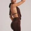 Vestido corto drapeado con cuello vuelto Kael en marrón chocolate Vestido corto drapeado con cuello vuelto Kael en marrón chocolate
