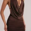Vestido corto drapeado con cuello vuelto Kael en marrón chocolate Vestido corto drapeado con cuello vuelto Kael en marrón chocolate