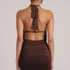 Vestido corto drapeado con cuello vuelto Kael en marrón chocolate Vestido corto drapeado con cuello vuelto Kael en marrón chocolate