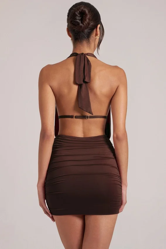 Vestido corto drapeado con cuello vuelto Kael en marrón chocolate Vestido corto drapeado con cuello vuelto Kael en marrón chocolate