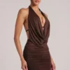 Vestido corto drapeado con cuello vuelto Kael en marrón chocolate Vestido corto drapeado con cuello vuelto Kael en marrón chocolate