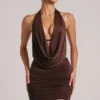 Vestido corto drapeado con cuello vuelto Kael en marrón chocolate Vestido corto drapeado con cuello vuelto Kael en marrón chocolate