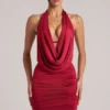 Vestido corto drapeado con cuello vuelto Kael en rojo cereza Vestido corto drapeado con cuello vuelto Kael en rojo cereza