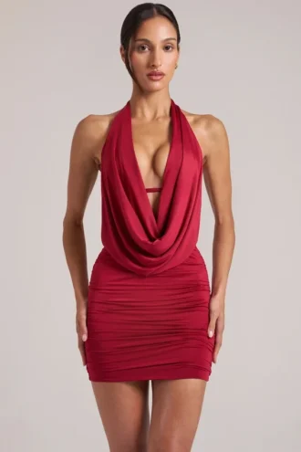 Vestido corto drapeado con cuello vuelto Kael en rojo cereza