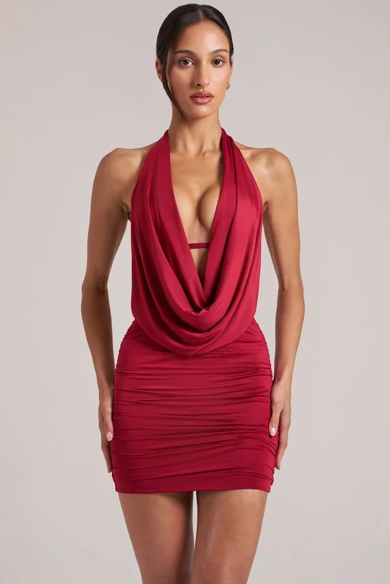 Vestido corto drapeado con cuello vuelto Kael en rojo cereza Vestido corto drapeado con cuello vuelto Kael en rojo cereza