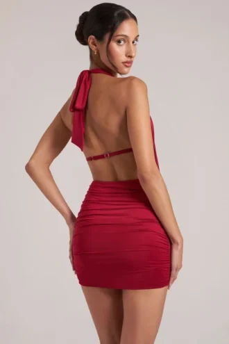Vestido corto drapeado con cuello vuelto Kael en rojo cereza
