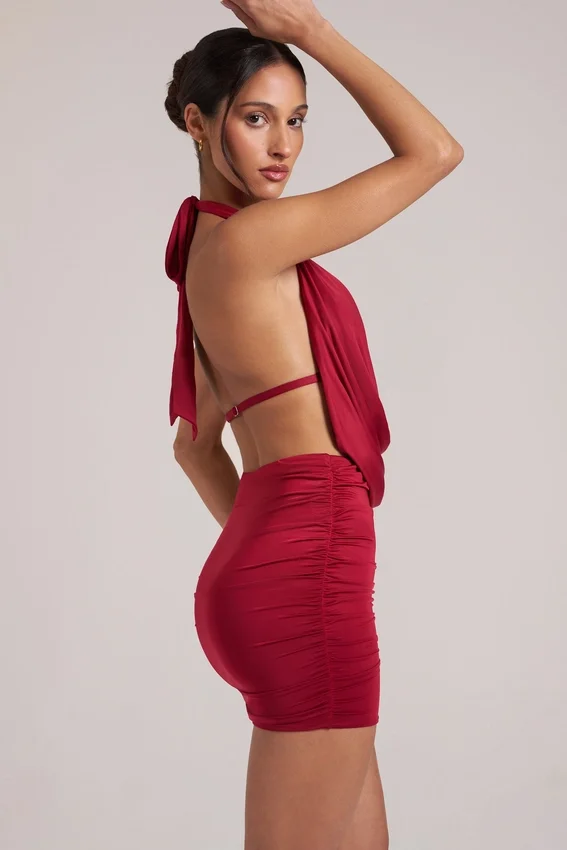 Vestido corto drapeado con cuello vuelto Kael en rojo cereza Vestido corto drapeado con cuello vuelto Kael en rojo cereza
