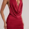 Vestido corto drapeado con cuello vuelto Kael en rojo cereza Vestido corto drapeado con cuello vuelto Kael en rojo cereza