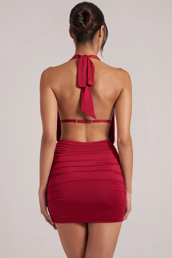 Vestido corto drapeado con cuello vuelto Kael en rojo cereza Vestido corto drapeado con cuello vuelto Kael en rojo cereza